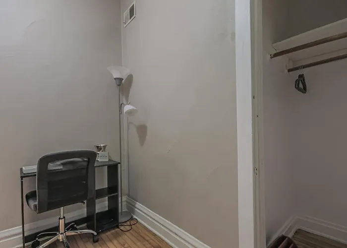 Peaceful One Bedroom Near Chicago *