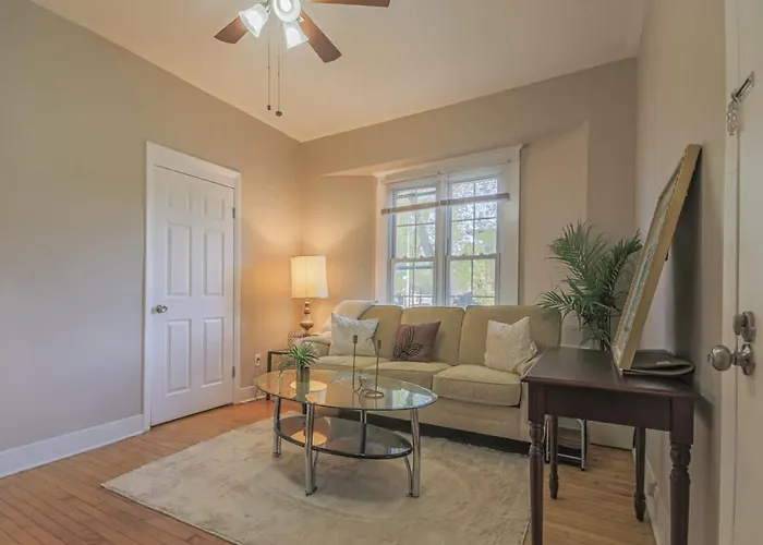 Peaceful One Bedroom Near Chicago *